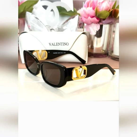 Valentino Sunglasses with Case and Dust Cloth New Valentino Black Sunglasses V685S Case and Cleaning Cloth  main image 4
